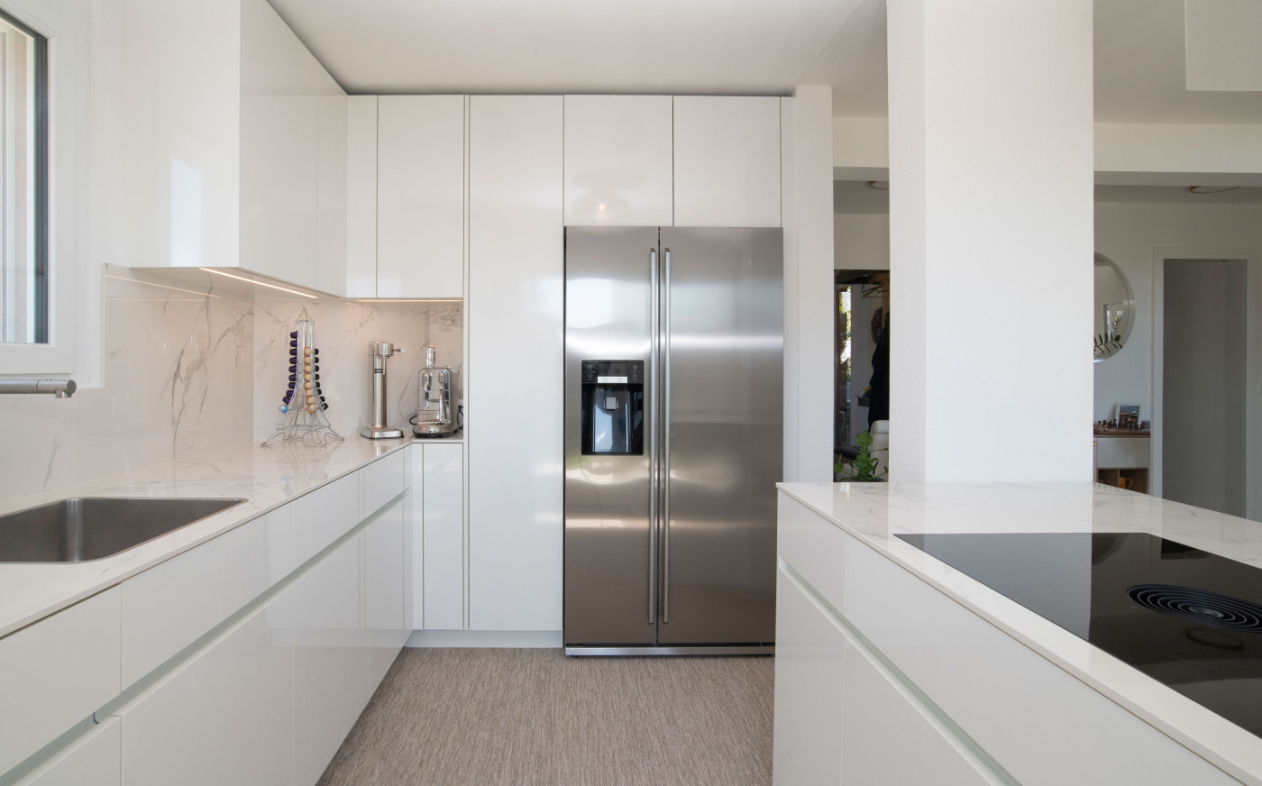 Weisse K&uuml;che mit K&uuml;hlschrank