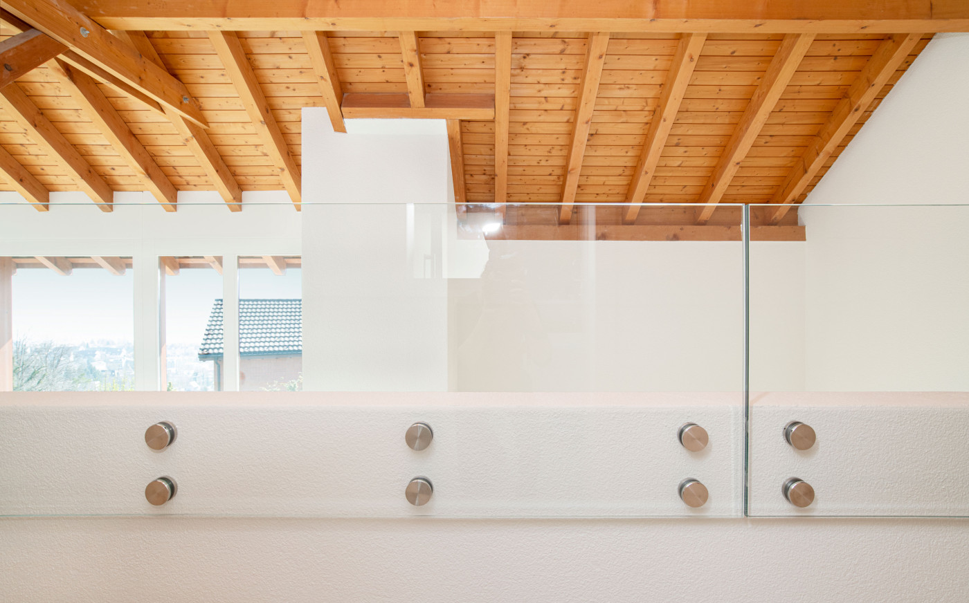 Sicherung mit Glas in Wohnung mit Holzdecke