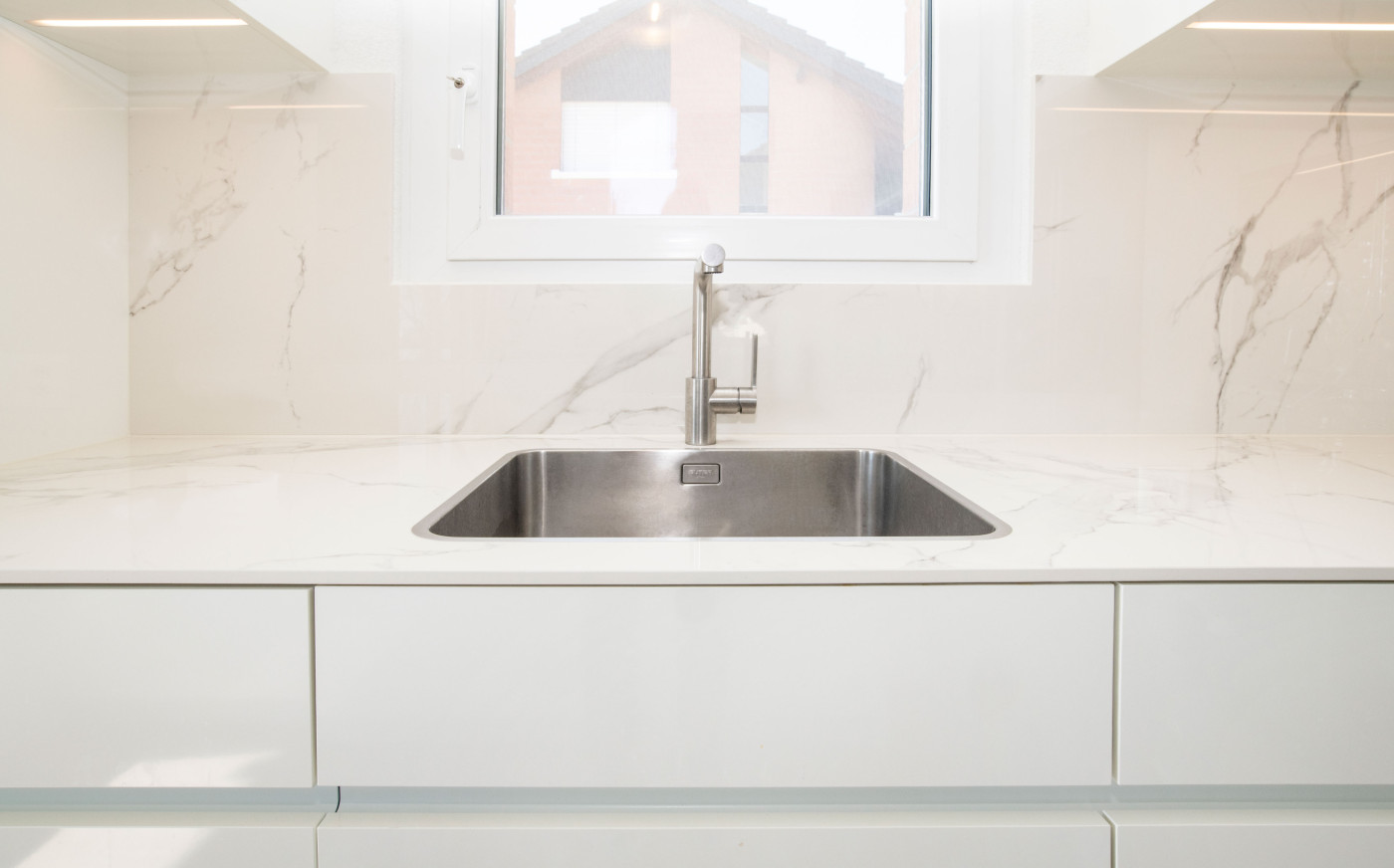 Lavabo in weisser K&uuml;che