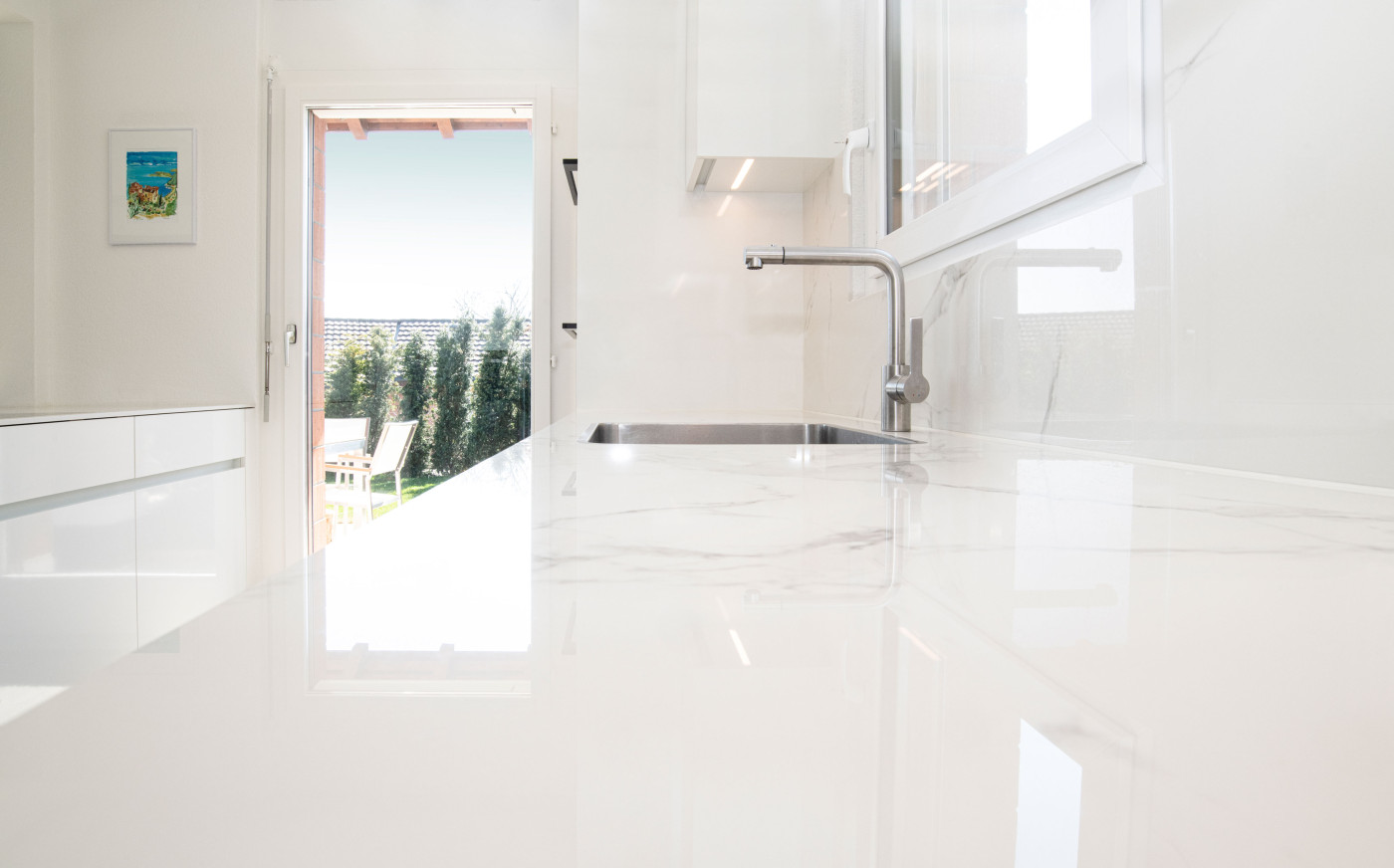 Lavabo in K&uuml;che mit Ausgang auf Terasse