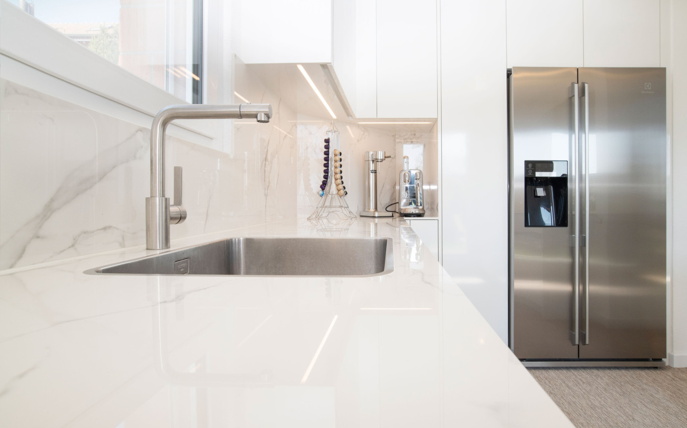 Lavabo in weisser K&uuml;cher mit K&uuml;hlschrank