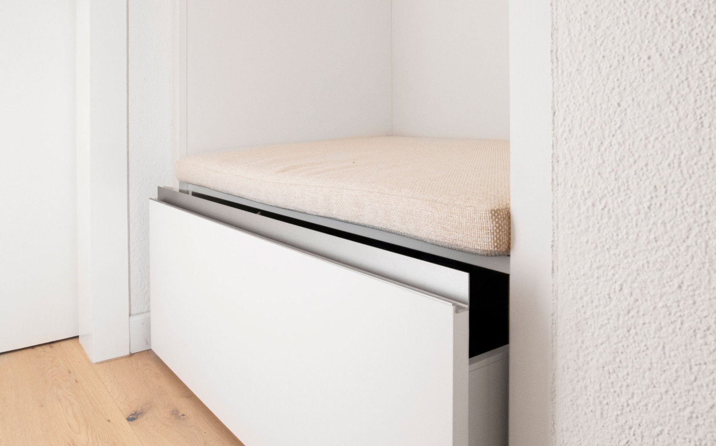 Garderobe mit Sitzbank offen