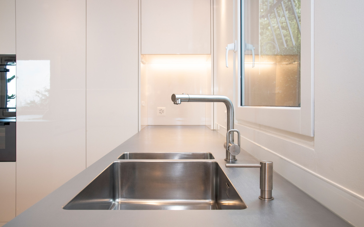 Lavabo in weisser K&uuml;che