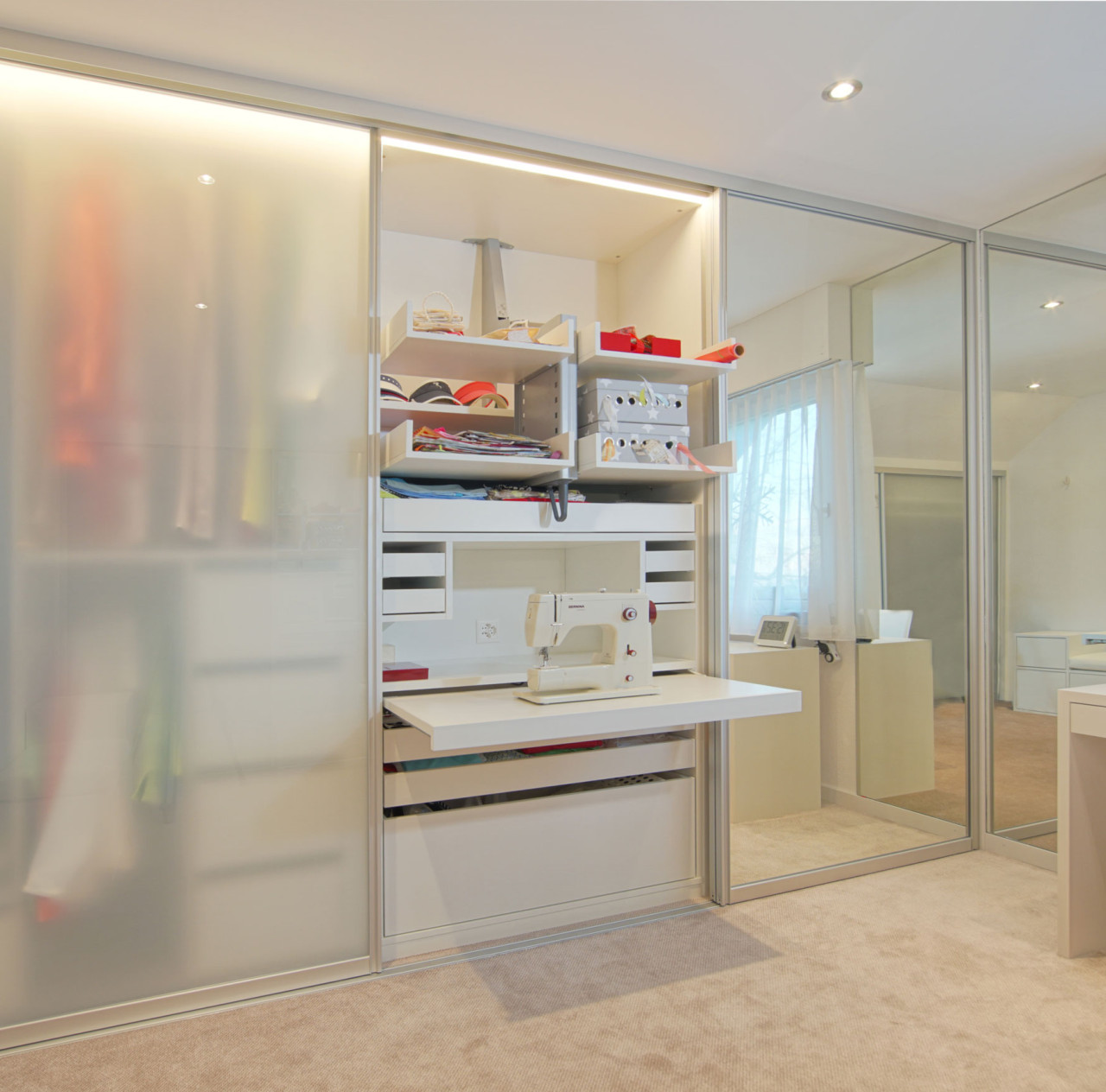 Schrank mit N&auml;hmaschine