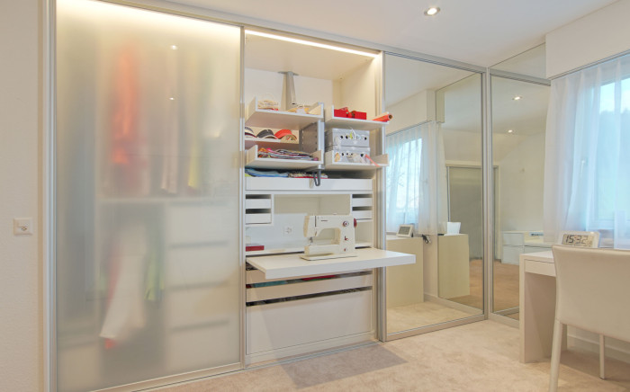 Schrank mit N&auml;hmaschine