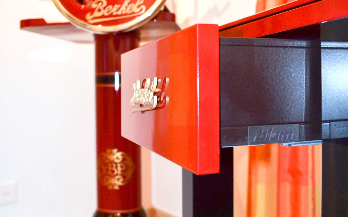 Rotes Tischchen mit offener Schublade
