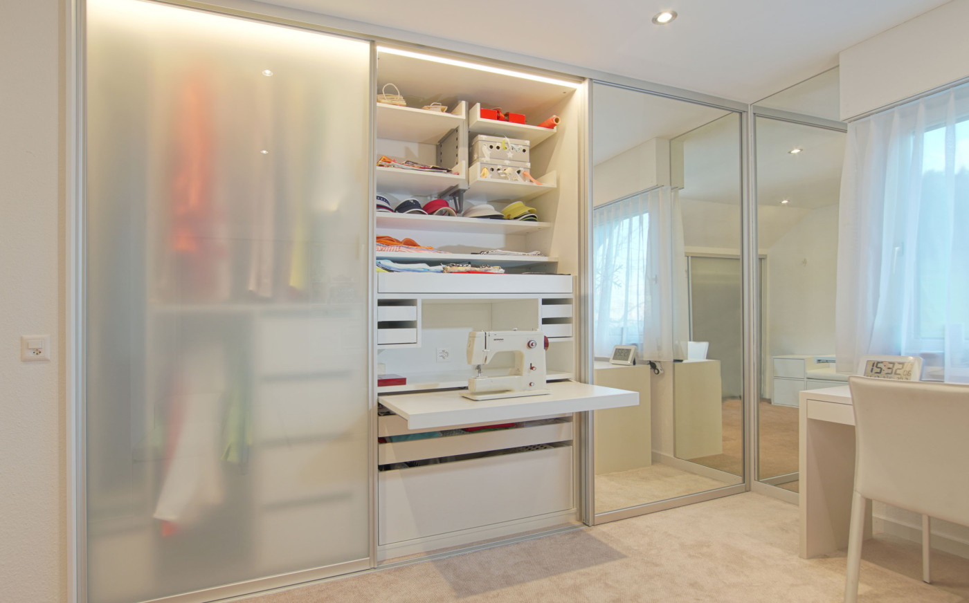 Schrank mit N&auml;hmaschine