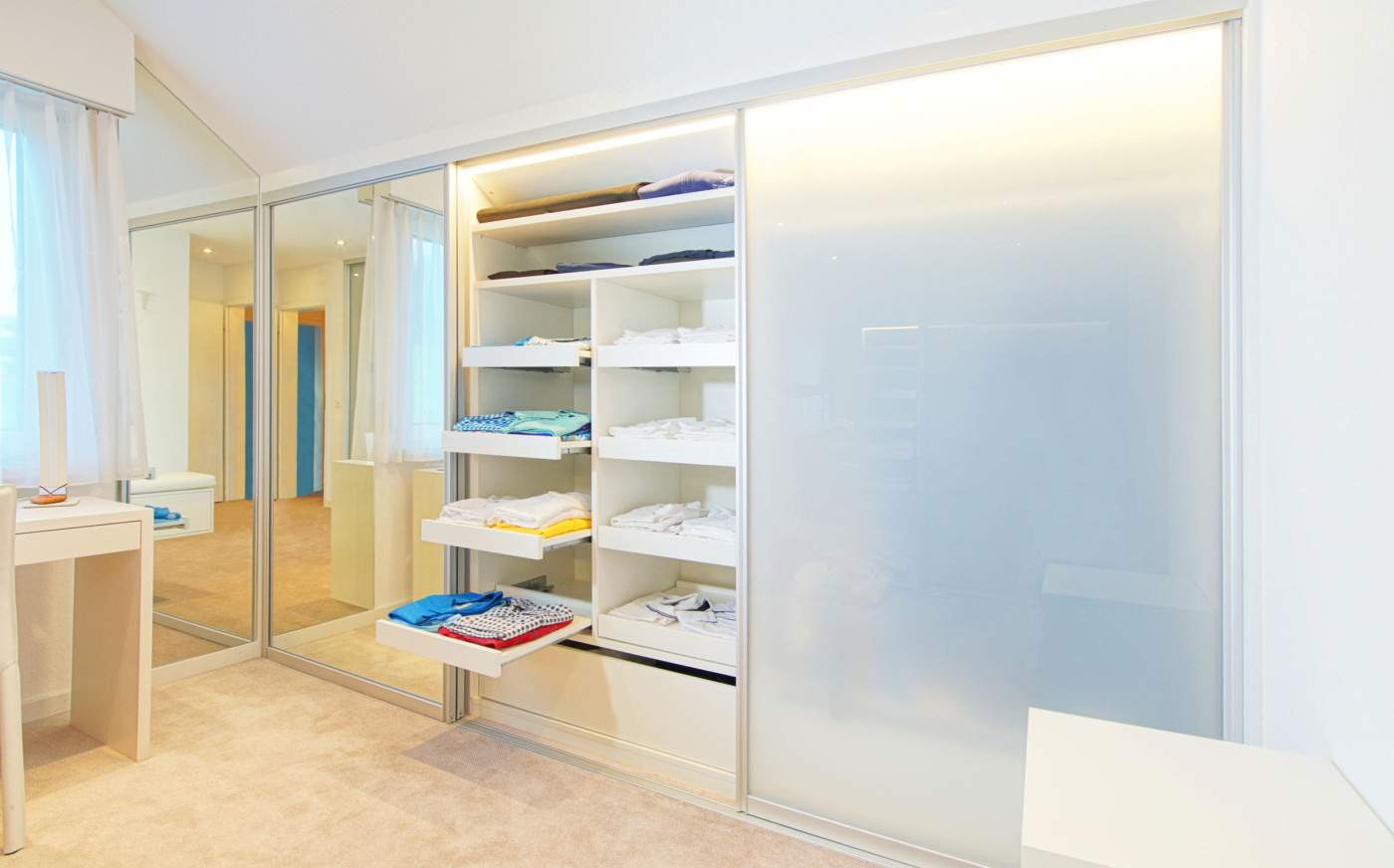 Schrank mit Ausziehschubladen