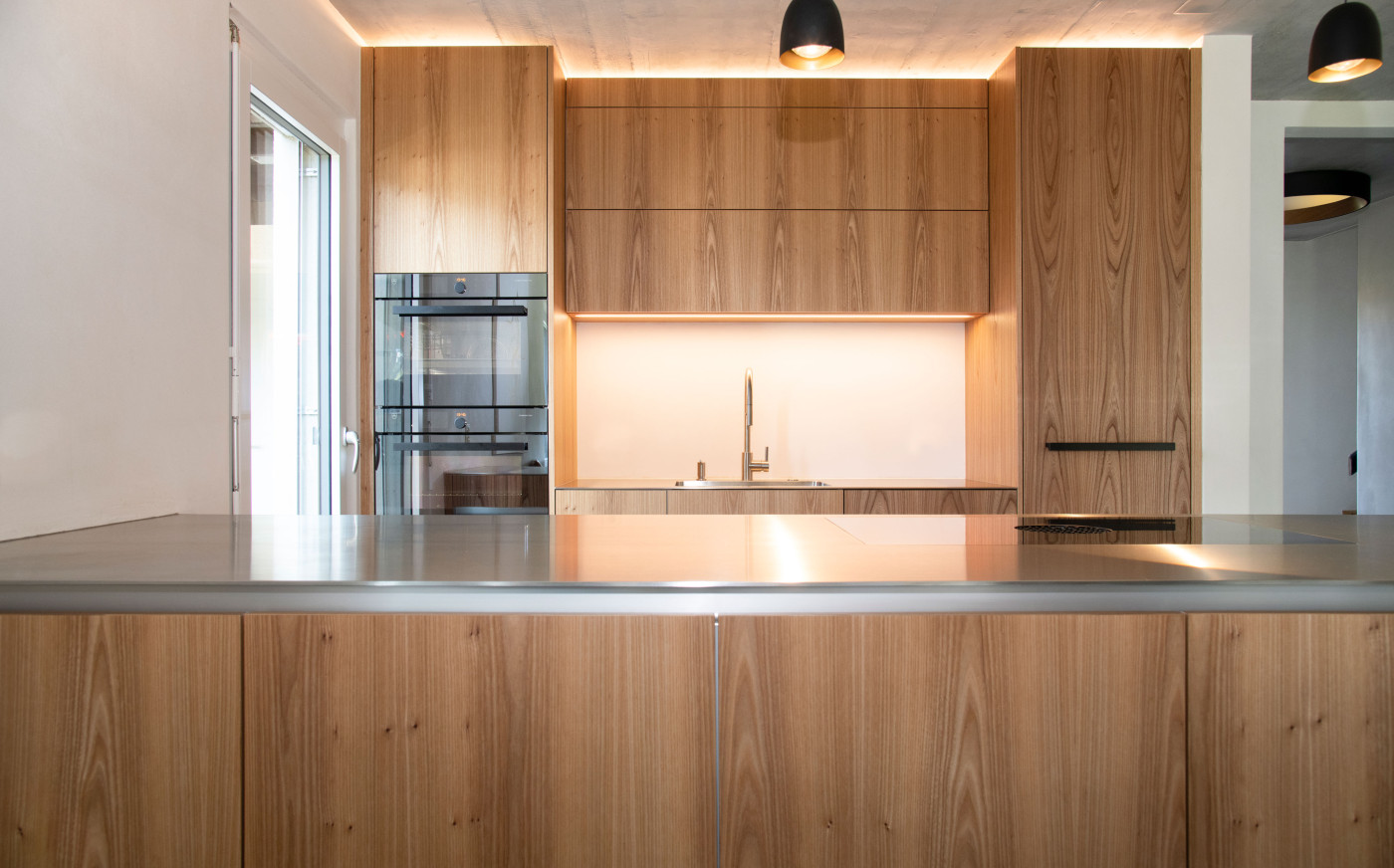 Frontale Ansicht K&uuml;che aus Holz