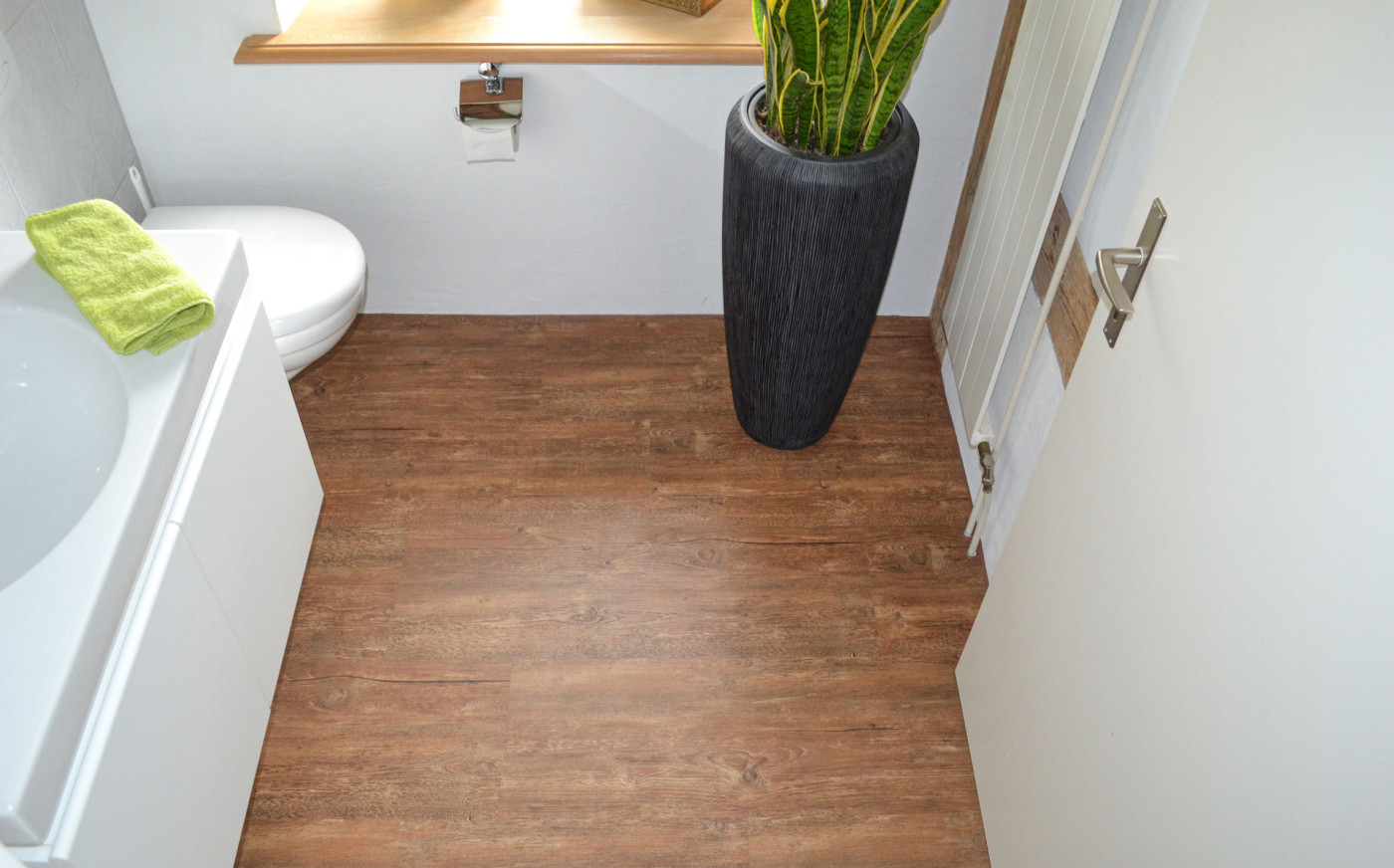 Badezimmer mit einem Holzboden aus der Vogelperspektive