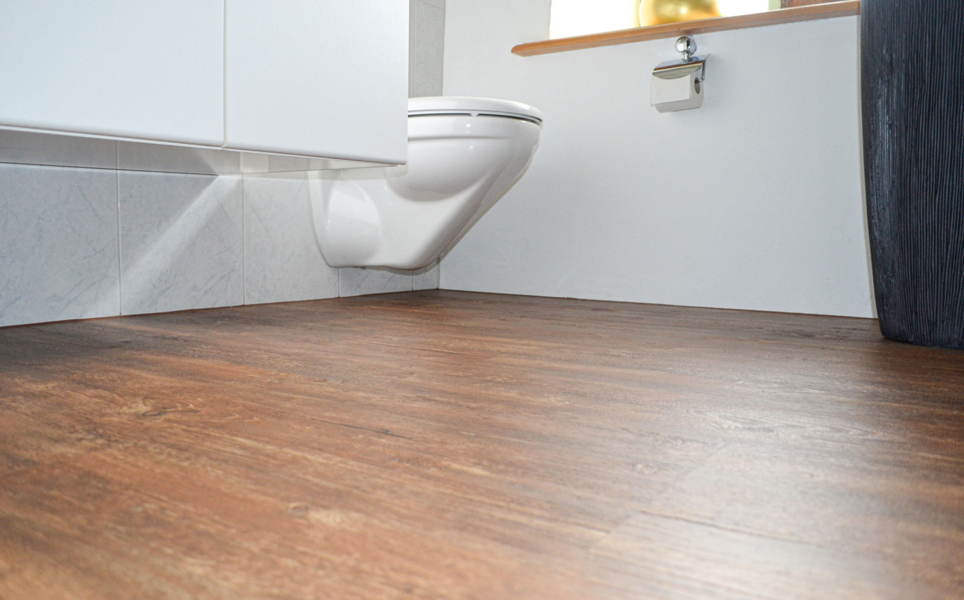 Holzboden in der Toilette