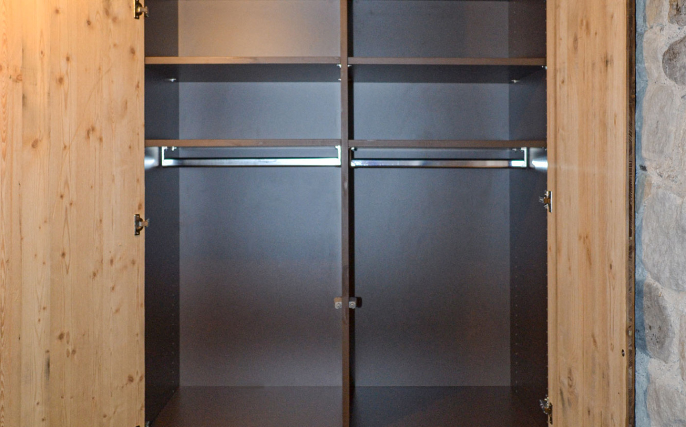 Schwarze Regale in einem Holzschrank