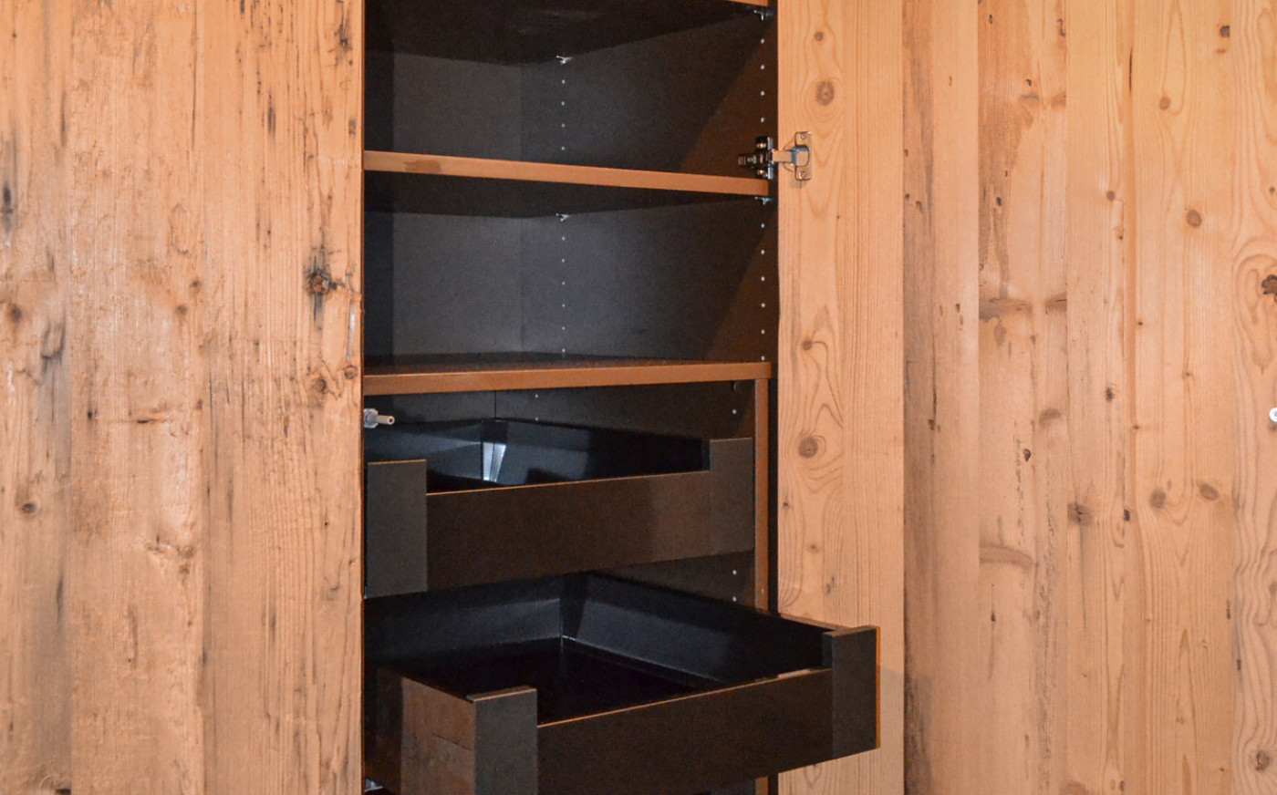 Innensicht in einen Schrank aus Holz