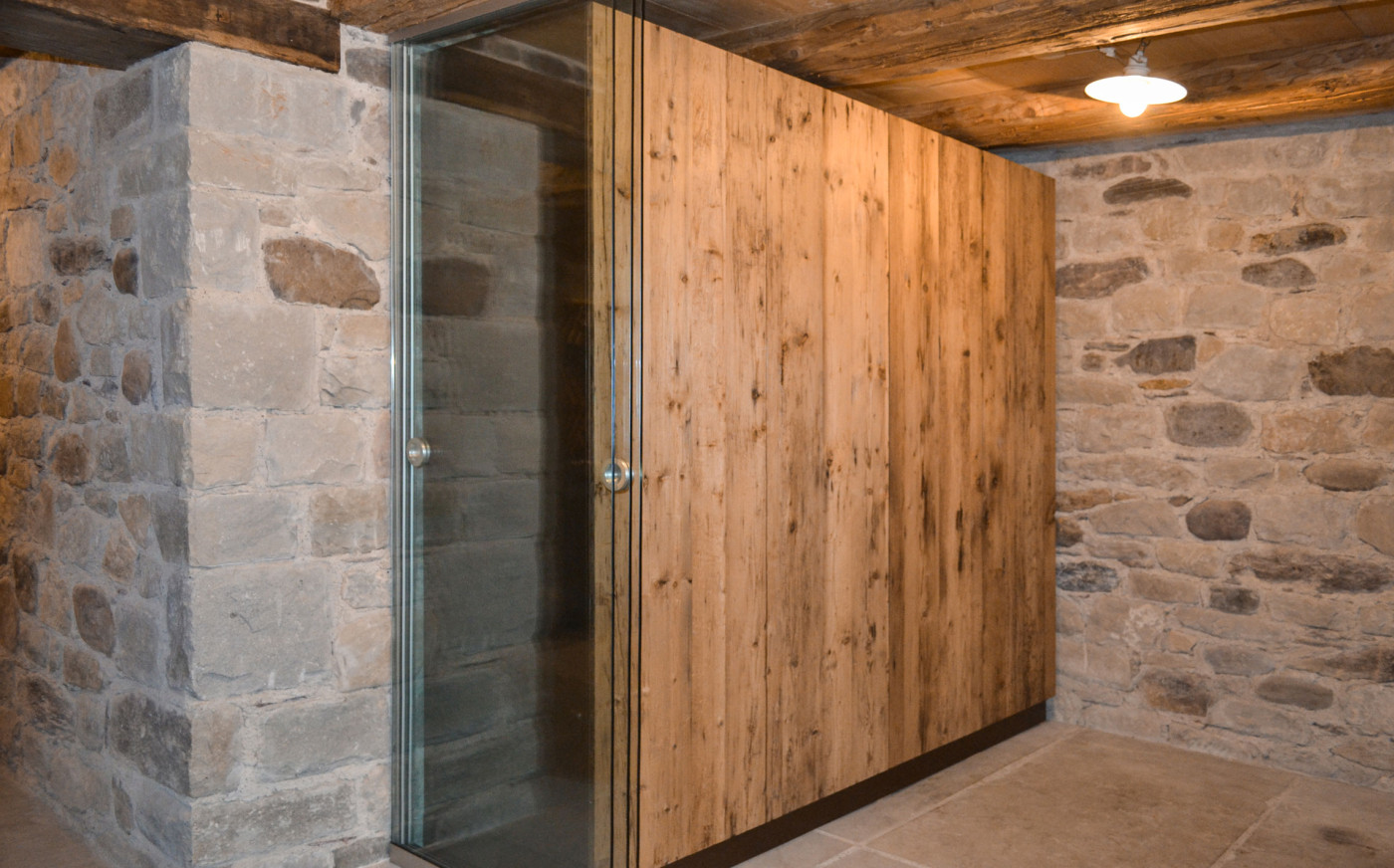Holzschrank an einer Mauer