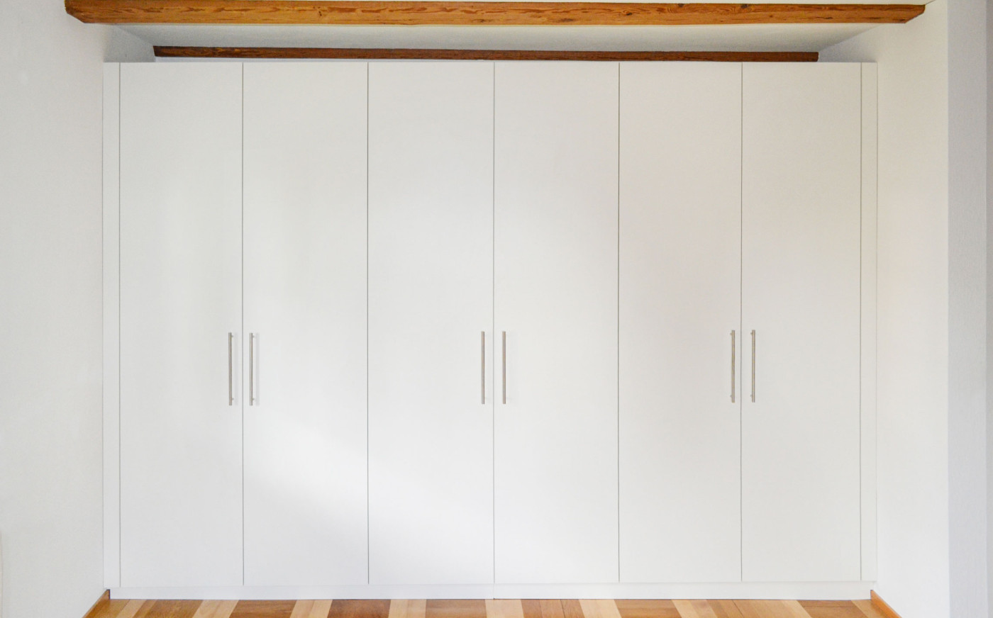 Grosser weisser Schrank mit drei Elementen