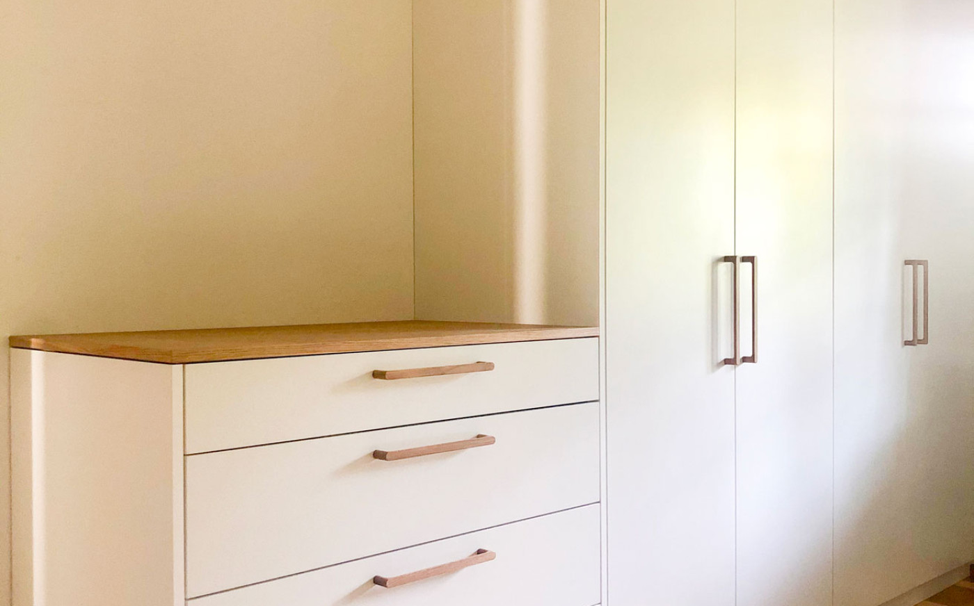 Weisser Schrank und weise Schubladen