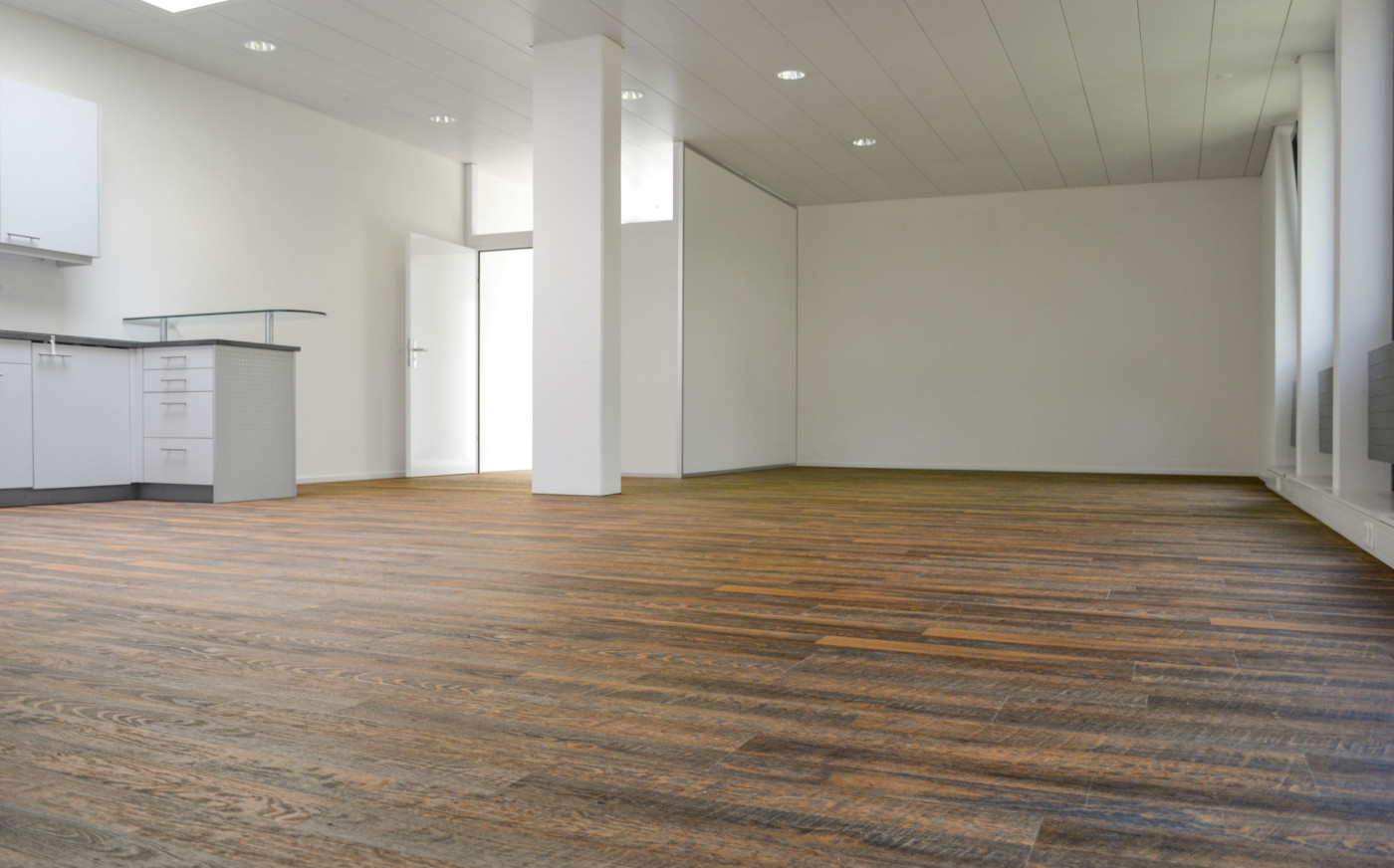 Holzboden in einem grossen Raum