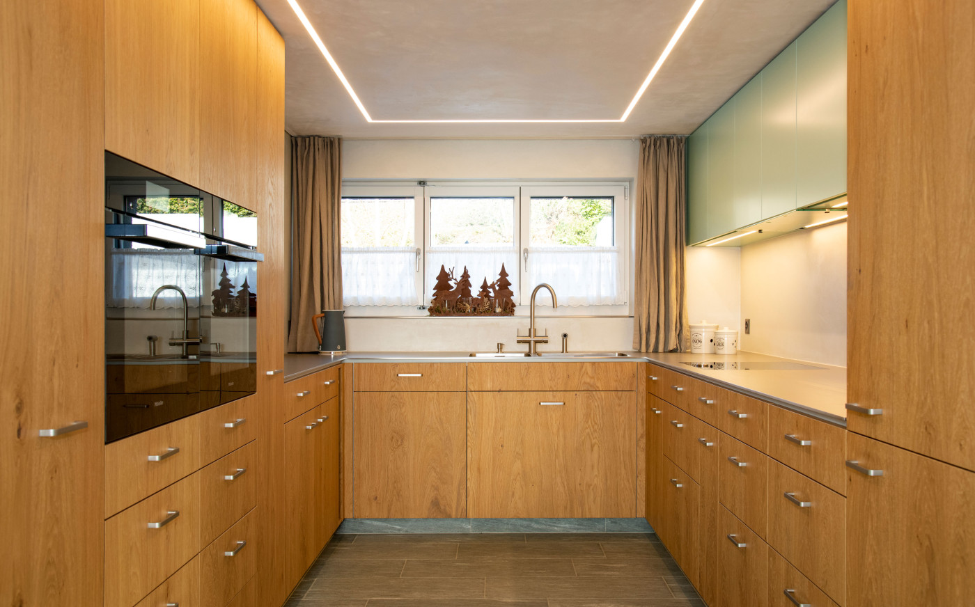 K&uuml;che aus Holz mit Fenster