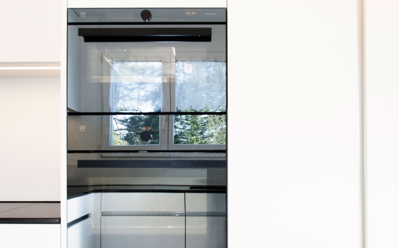 Weisse Schr&auml;nke mit schwarzem Backofen