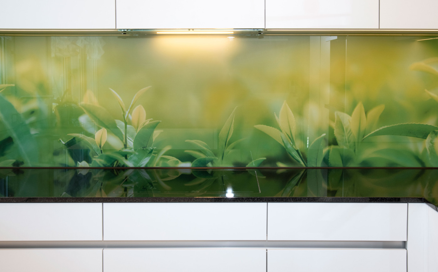 Weisse Schr&auml;nke mit gr&uuml;ner Blumenwand