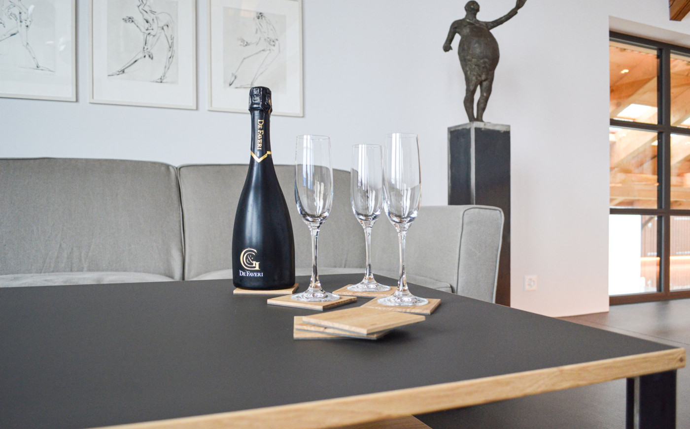 Tisch mit Champagnerfalsche und Gl&auml;ser