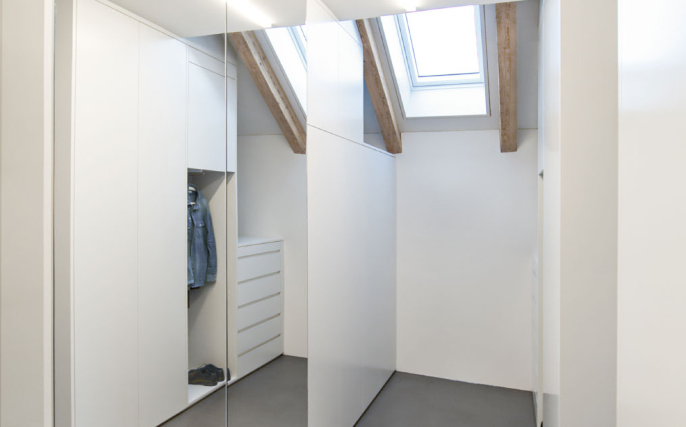 Spiegelschrank mit Fenster