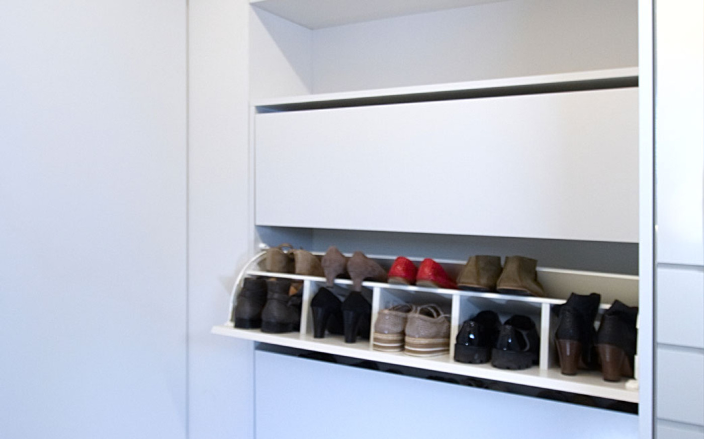 Weisser Schrank mit Schuhfachelementen
