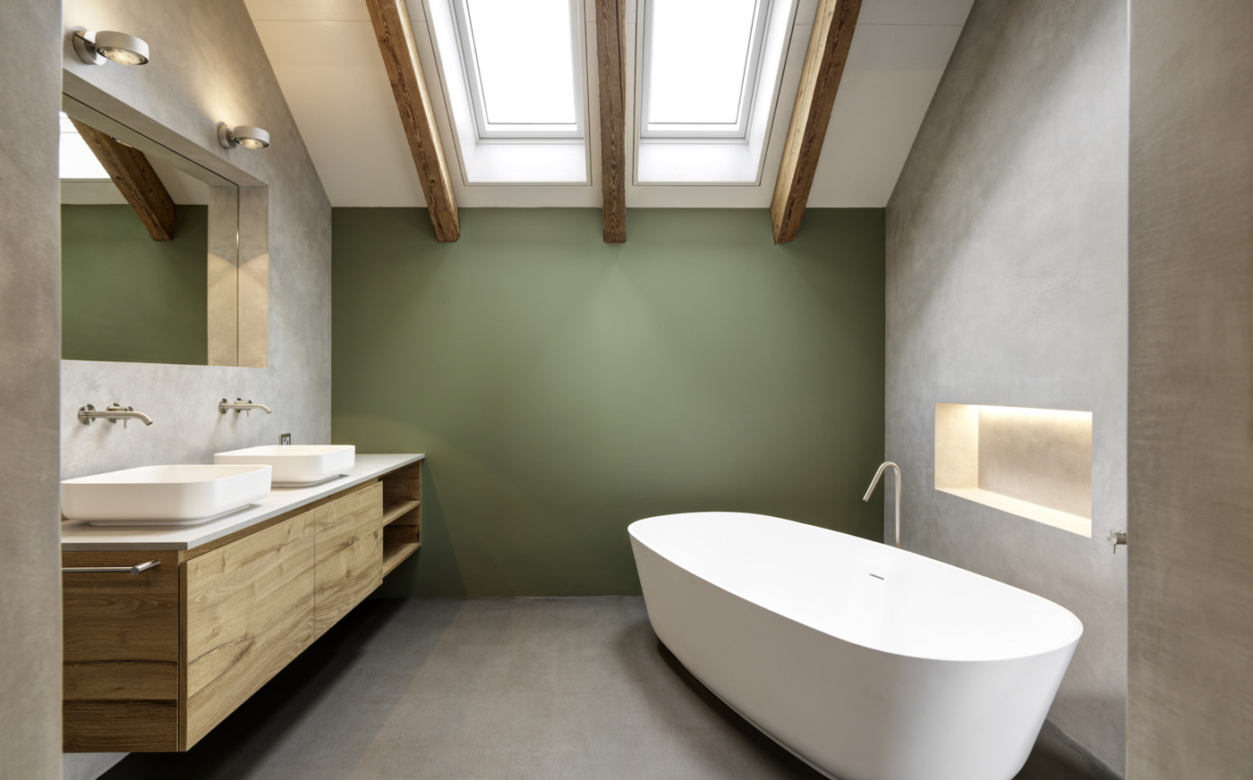 Badezimmer mit Badewanne und gr&uuml;ner Wand