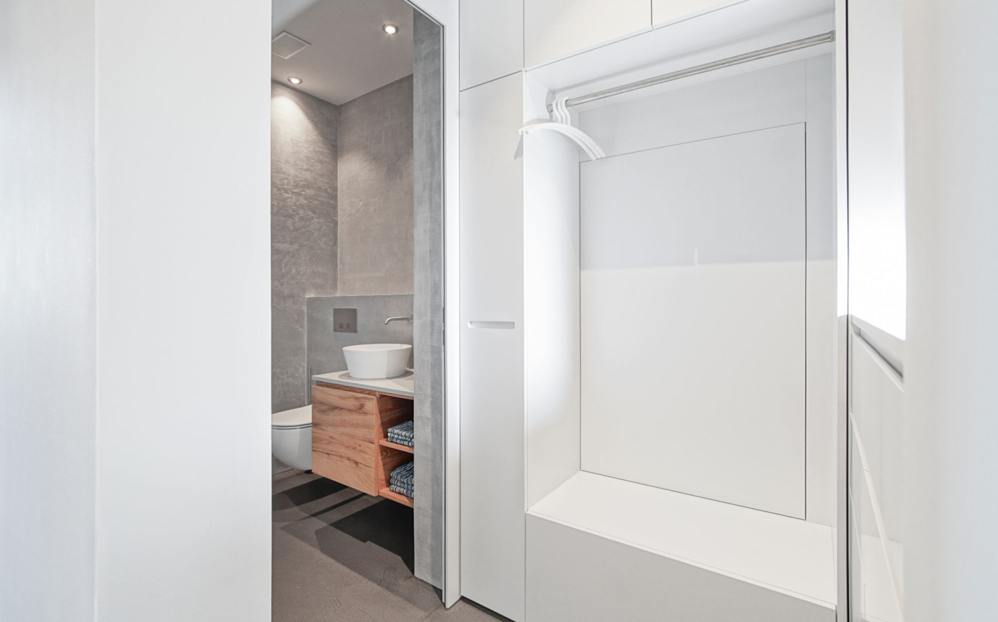 Leere Garderobe mit Sicht in das Badezimmer
