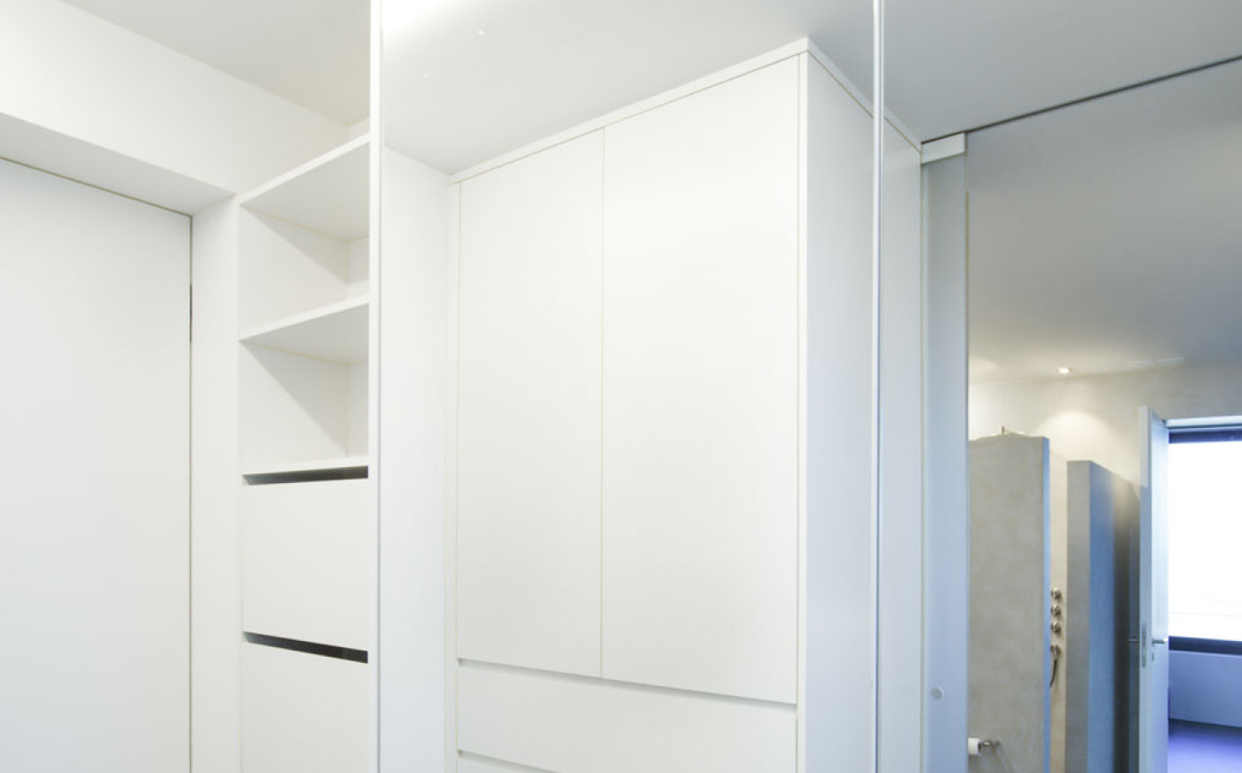 Schrank spiegelt sich im Spiegelschrank