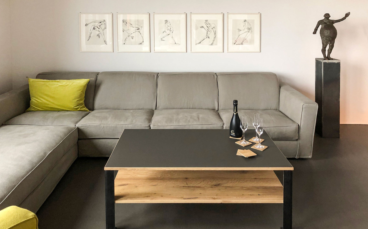 Tisch im Raum mit Sofa