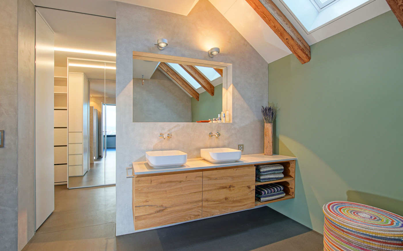 Badezimmerschrank aus Holz mit Spiegel