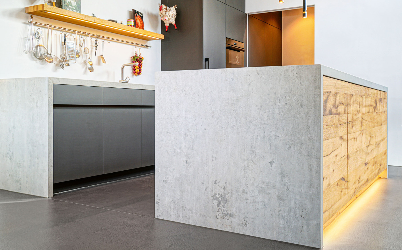 K&uuml;che mit Materialien aus Beton und Holz