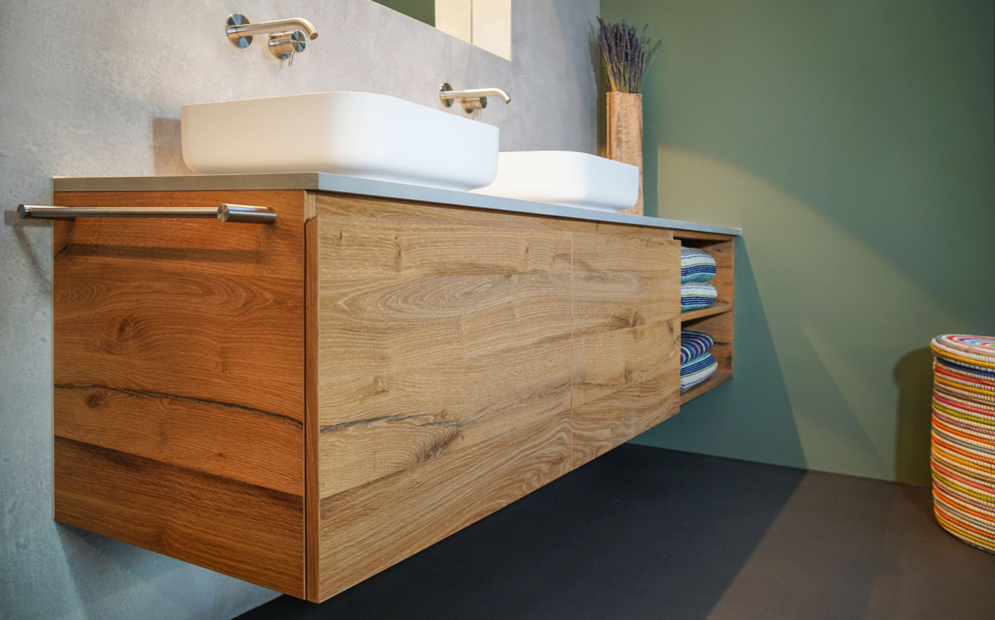 Badzimmerschrank aus Holz mit Lavabo