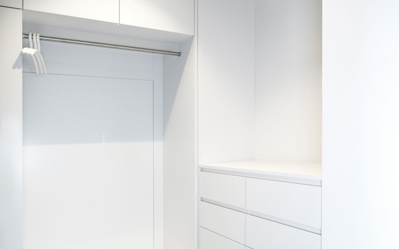 Leerer Garderobenschrank in weiss