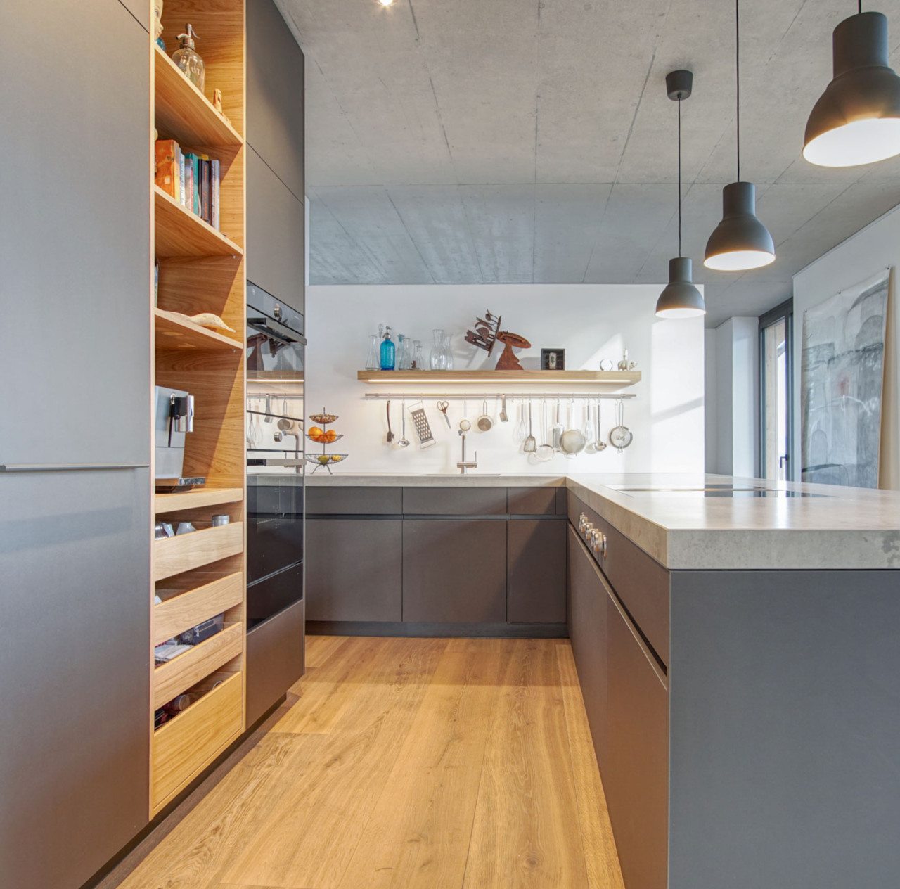 K&uuml;che in grau mit Holzboden