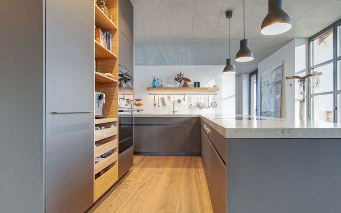 K&uuml;che in grau mit Holzboden
