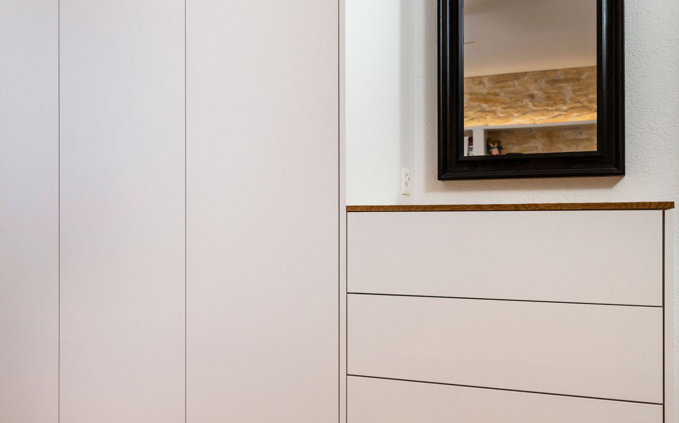 Weisser Schrank mit weissen Schubladen