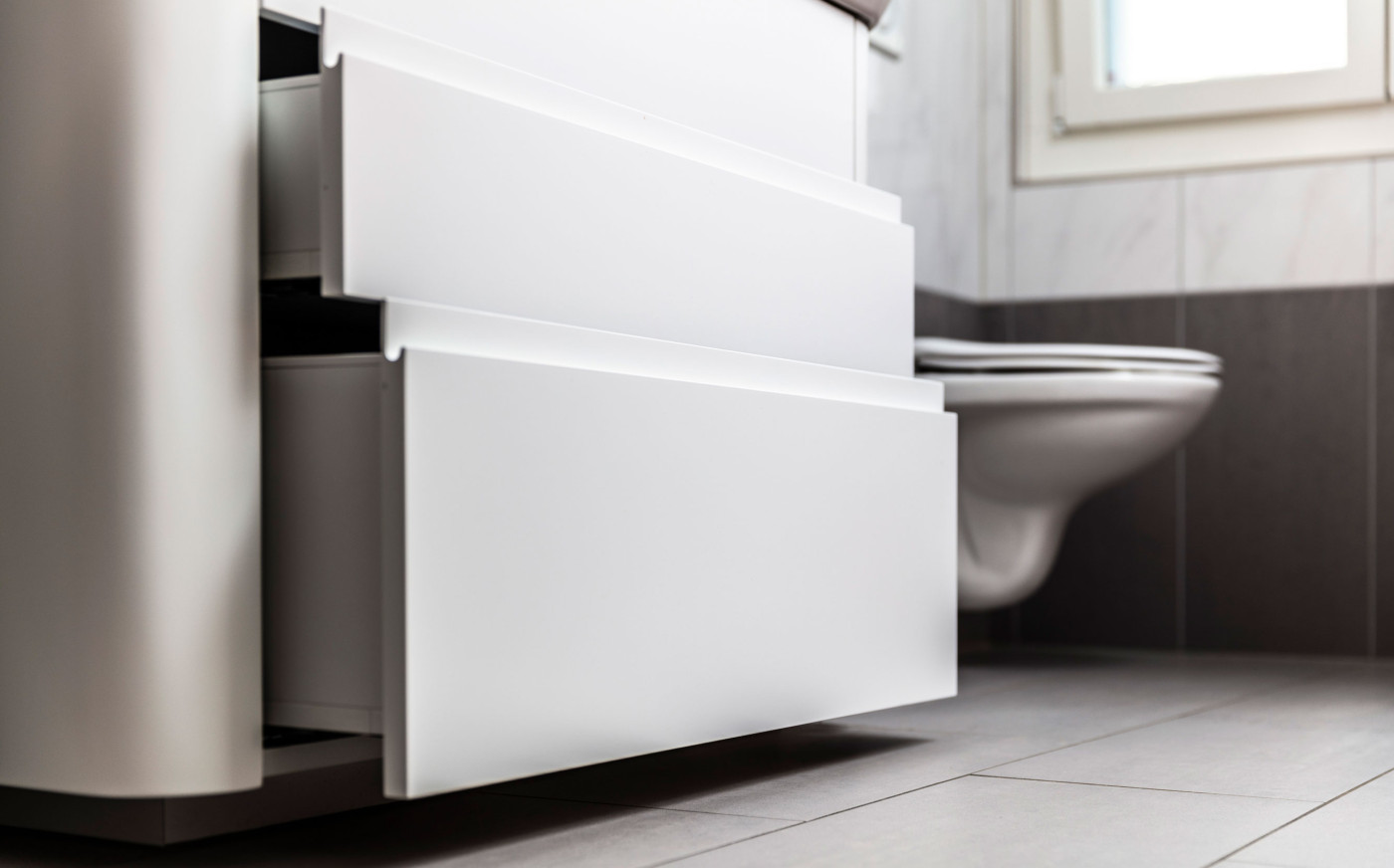 Badzimmer Schrank mit ausziehbaren Schubladen