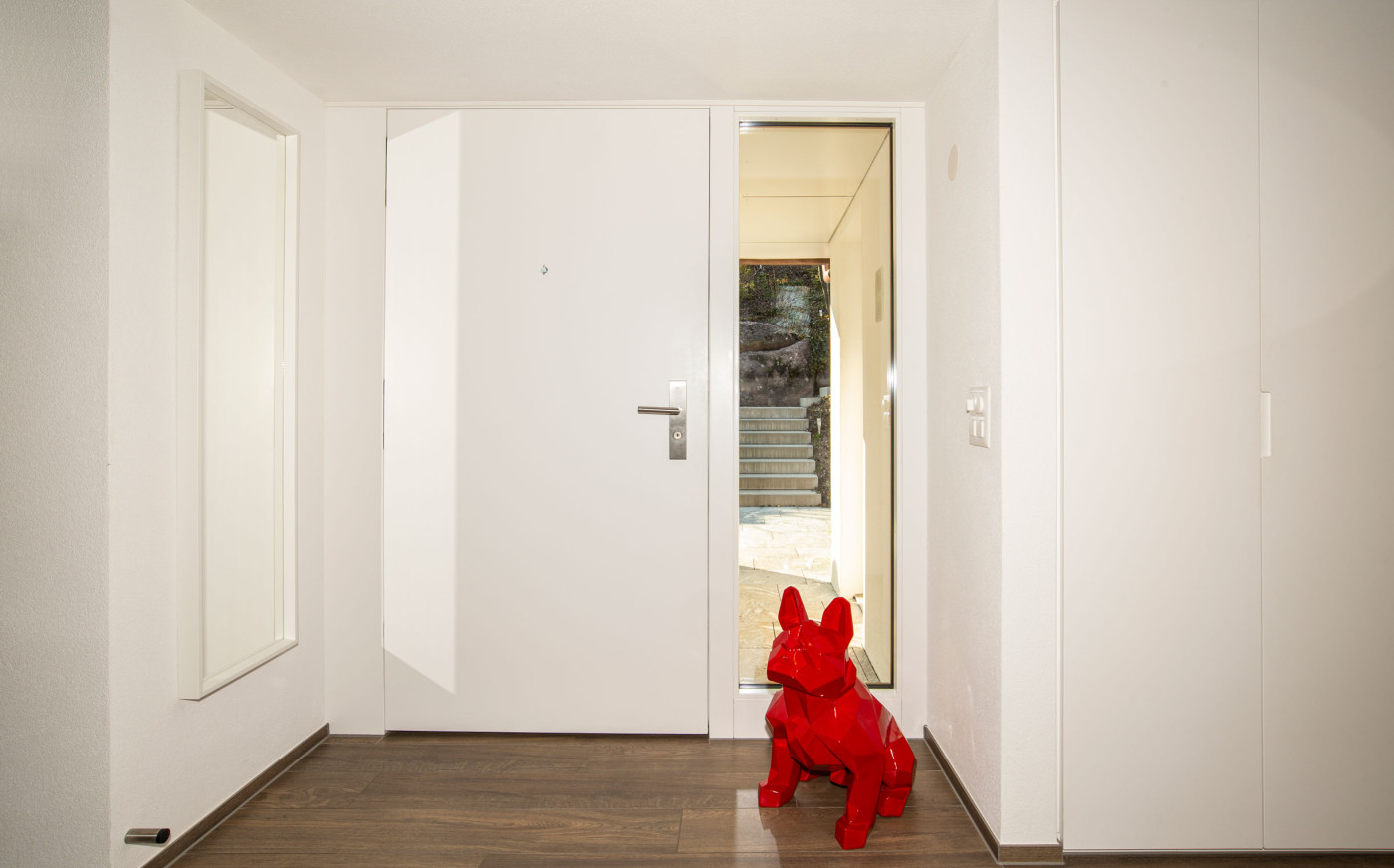 Tuere im Eingangsbereicht mit roter Hund Statue