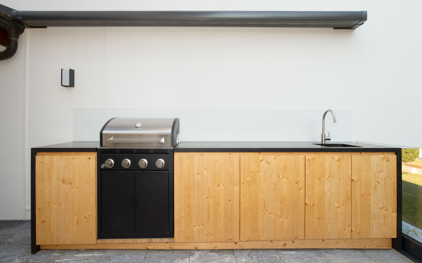 Grill mit Holzschrank