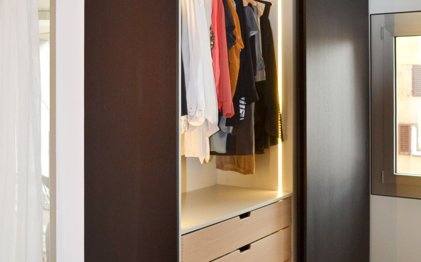 Schlafzimmerschrank mit einer T&uuml;r offen