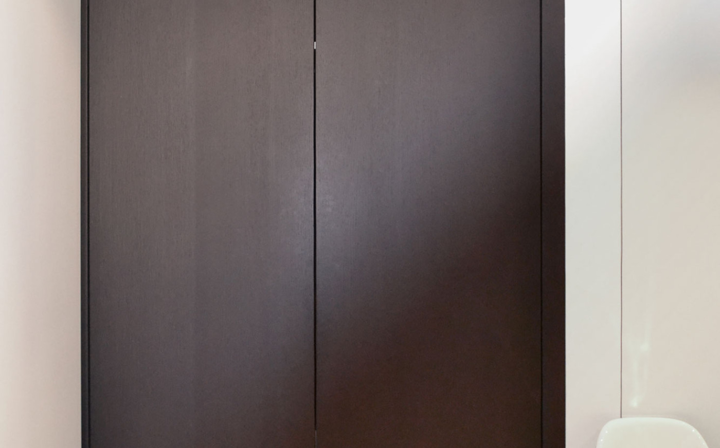Geschlossener Garderobenschrank aus Holz