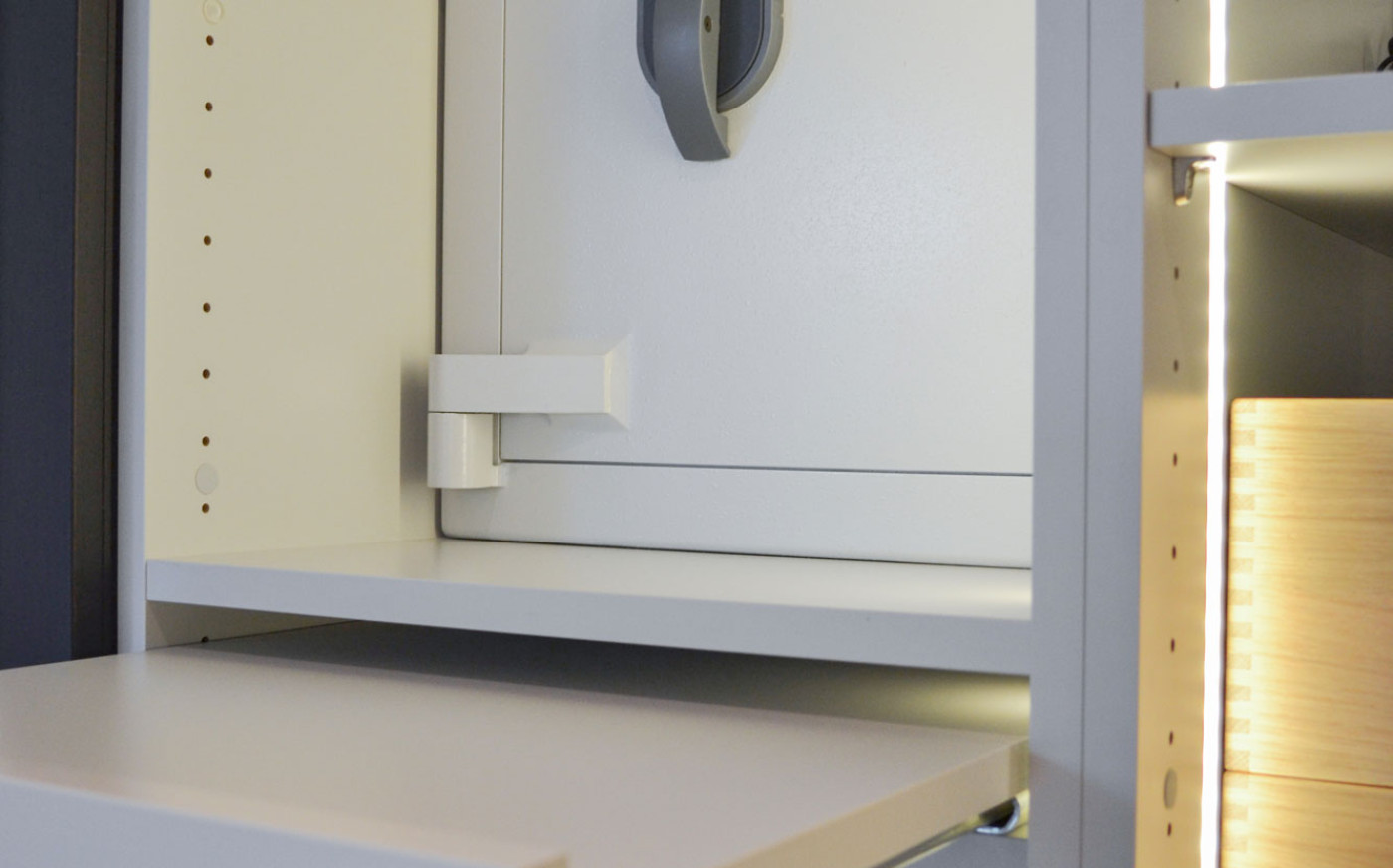 Tresor in einem Wandschrank