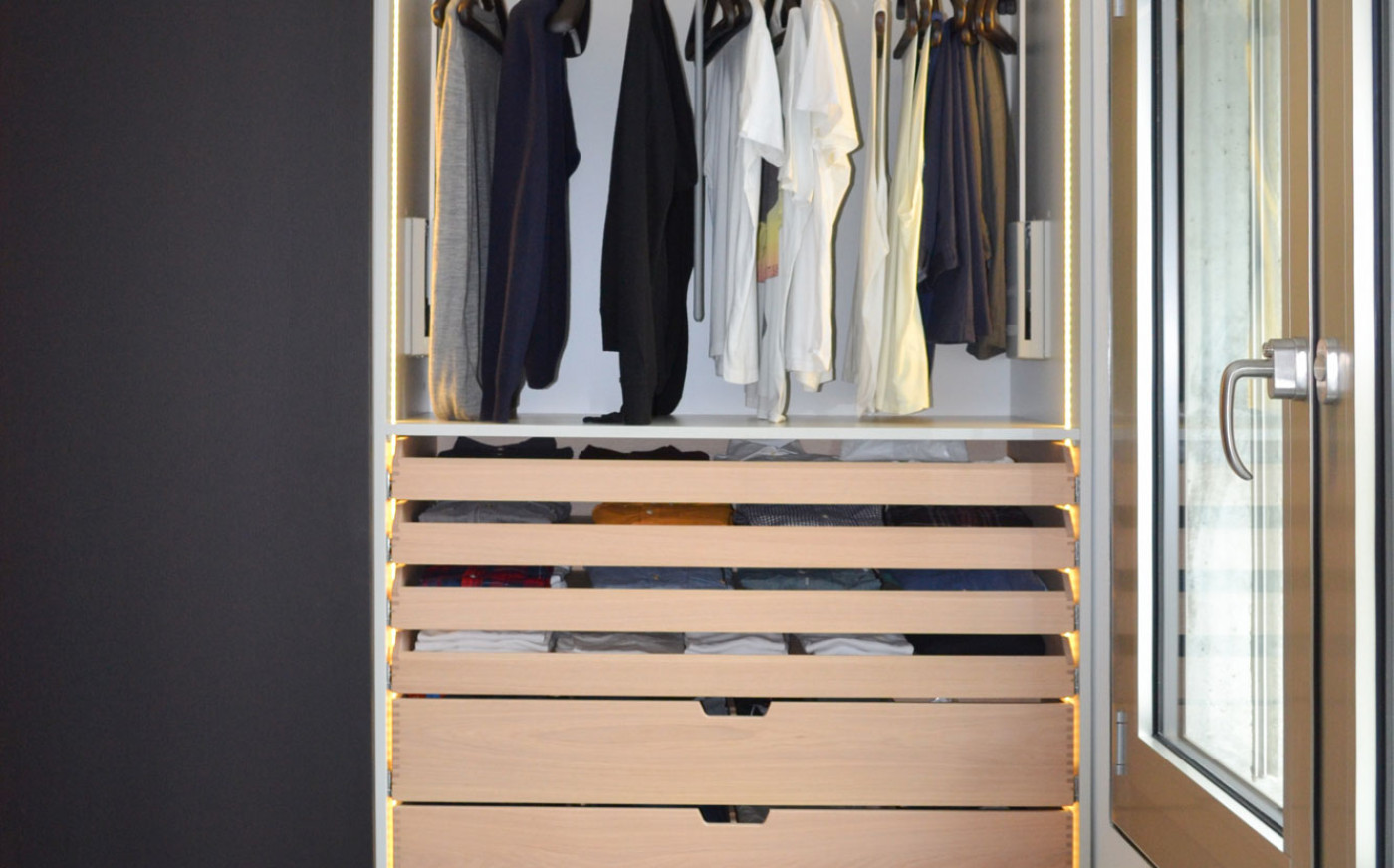 Offener Schlafzimmerschrank mit Schubladen