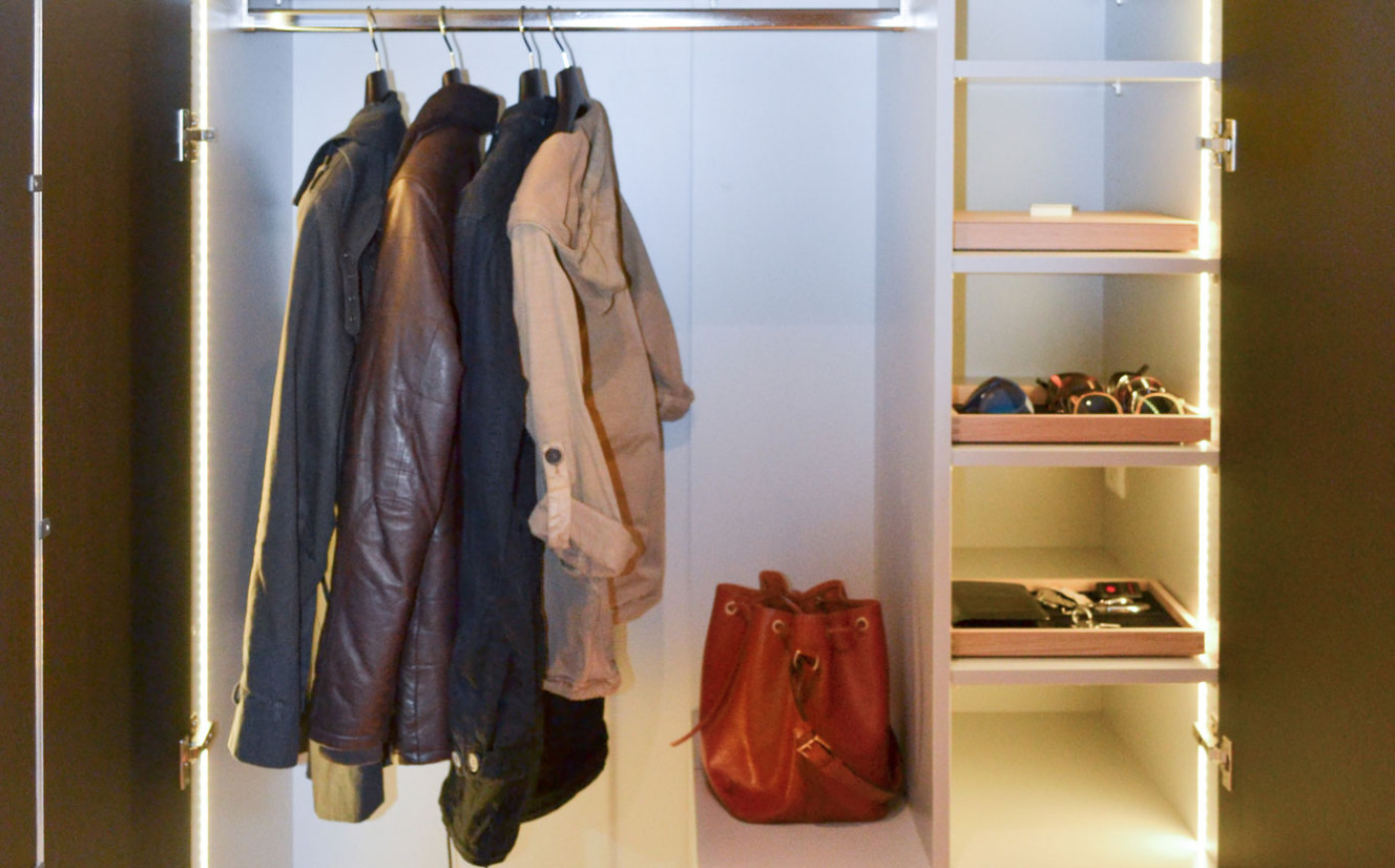 Offener Garderobenschrank mit Jacken