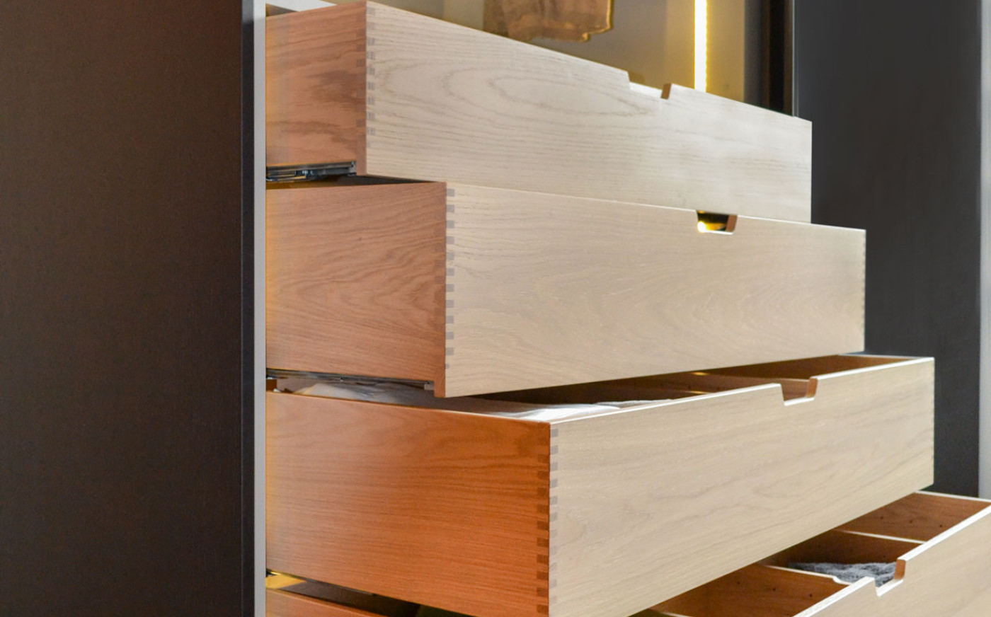 Schubladenlemente in einem Schrank aus Holz