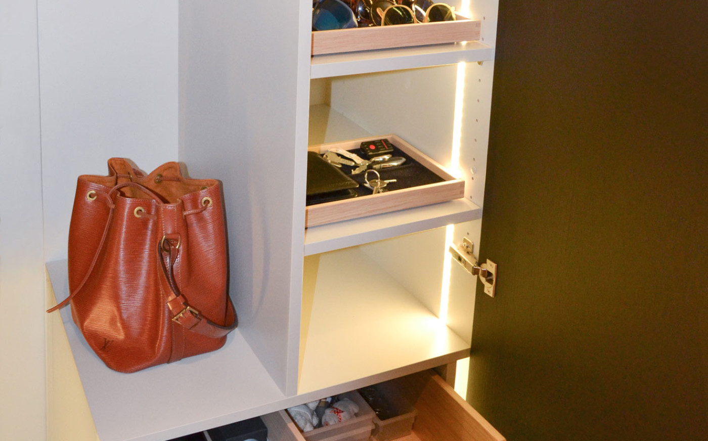 Garderobenschrank mit Schubladen