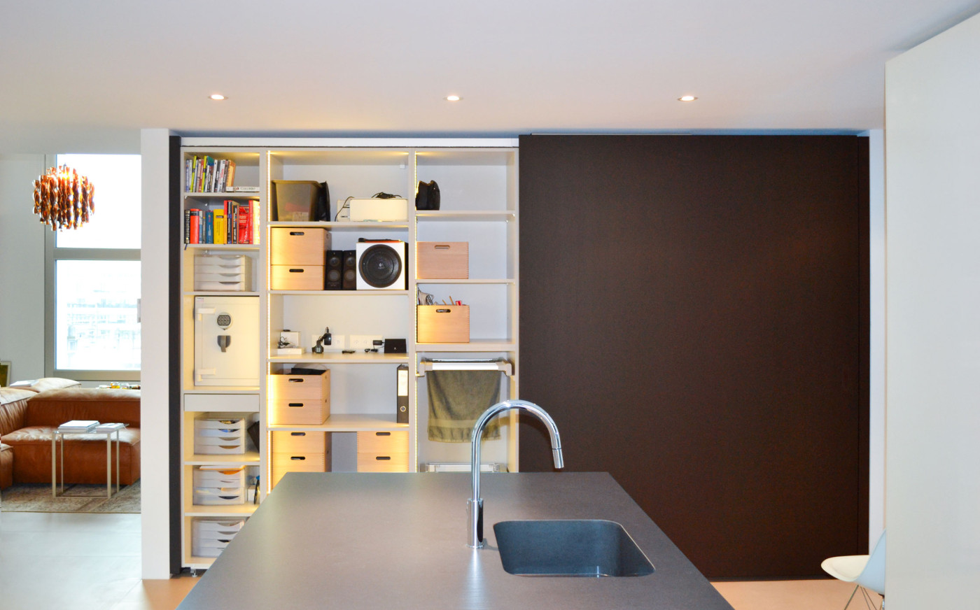 Wohnzimmerschrank offen mit Sicht ins Innenleben