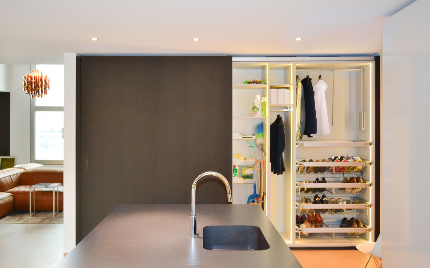 Wohnzimmerschrank mit einer offenen T&uuml;r